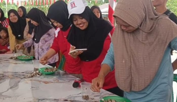 emakemak_desa_silo_baru_adu_cepat_kupas_kerang_satu_tangan