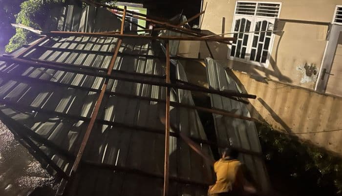 hujan_deras_disertai_angin_kencang_atap_rumah_warga_di_medan_amplas_rusak_parah