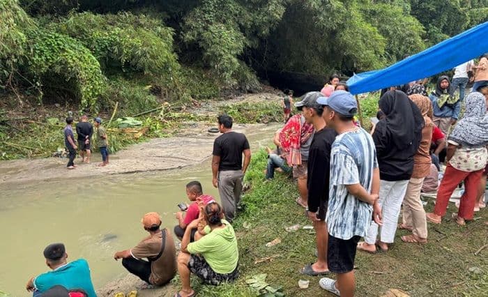 lumpur_dan_sampah_hambat_pencarian_bocah_hanyut_di_sungai_bah_sosopon