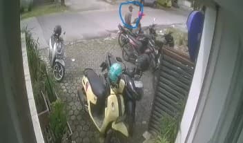 motor_wartawan_lagilagi_raib_di_wilkum_polsek_sunggal_pelaku_terekam_cctv