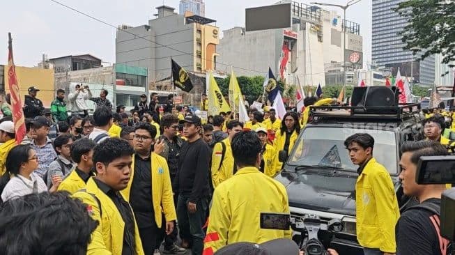 polisi_blokade_akses_ke_bundaran_hi_massa_ui_tertahan_di_uob_plaza