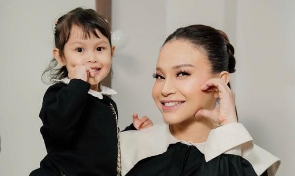 rossa_merasa_muda_lagi_saat_mengurus_rayna