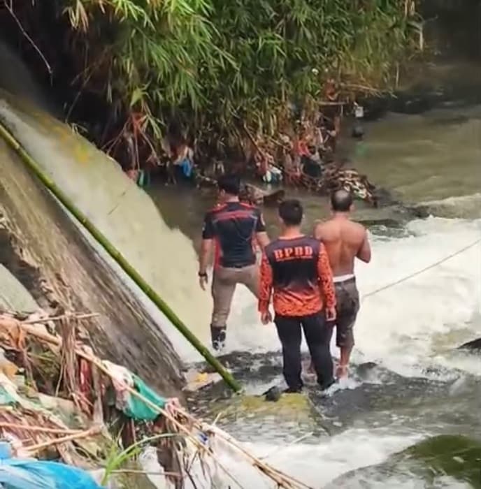 tergelincir_saat_cari_daun_pisang_bocah_8_tahun_asal_beringin_hanyut_di_sungai_bah_sosopon