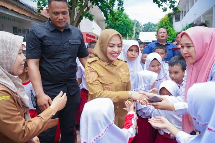 bupati_labuhanbatu_pantau_cek_kesehatan_gratis_di_sdn_10_rantau_utara