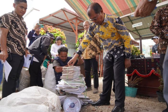 sampah_di_toba_dapat_ditukar_dengan_uang_maupun_sembako
