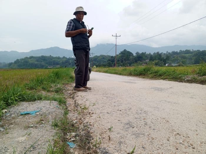 baru_dikerjakan_lapen_di_siantar_narumonda_sudah_retak_dan_ditumbuhi_rumput