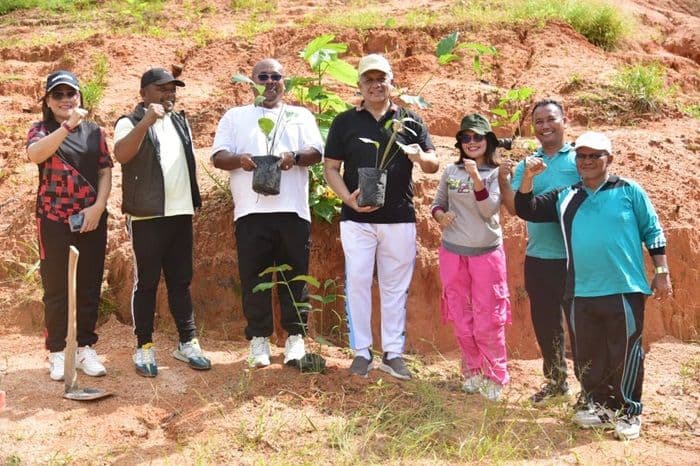 cegah_longsor_asn_tapteng_dan_warga_tanam_500_pohon_produktif_di_hutabolon_