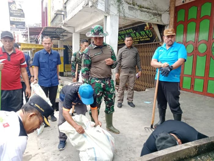 forkopimda_batu_bara_dan_ormas_bersihkan_sampah_di_tanjung_tiram