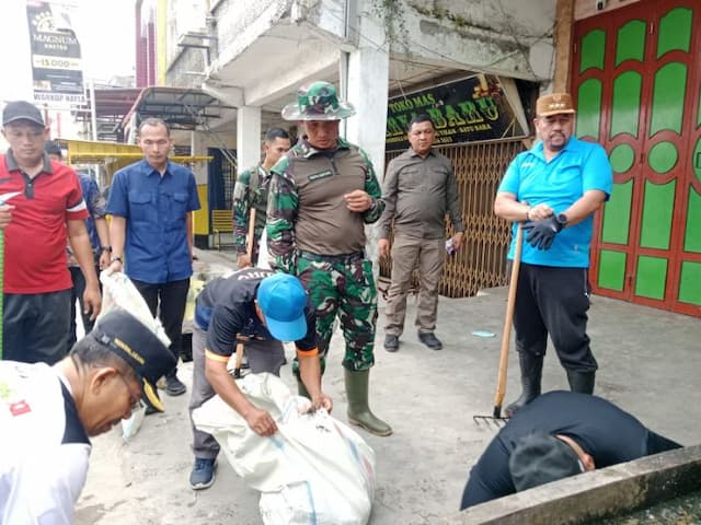 forkopimda_batu_bara_dan_ormas_bersihkan_sampah_di_tanjung_tiram