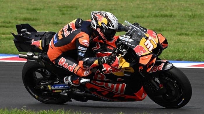 geger_red_bull_ring_pedro_acosta_sikat_marc_marquez_di_fp1_motogp_austria_2026_