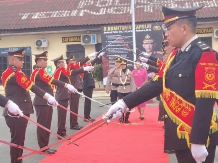 haru_pisah_sambut_di_polres_tebing_tinggi_akbp_hotmartua_ambarita_resmi_gantikan_akbp_rina_frillya_