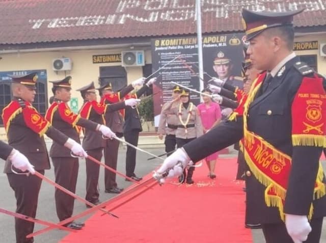 haru_pisah_sambut_di_polres_tebing_tinggi_akbp_hotmartua_ambarita_resmi_gantikan_akbp_rina_frillya_