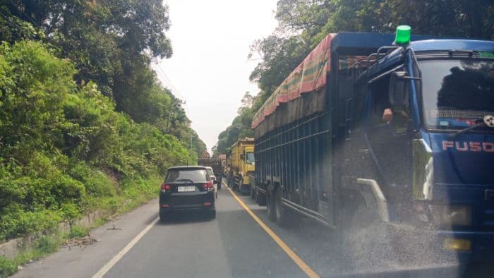 jalinsum_lae_pondom_dairi_macet_total_kendaraan_mengantre_lebih_dari_lima_jam
