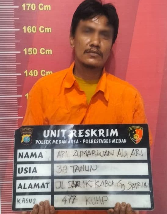 manfaatkan_ibu_yang_panik_bawa_anak_sakit_tukang_parkir_curi_tas_dari_mobil