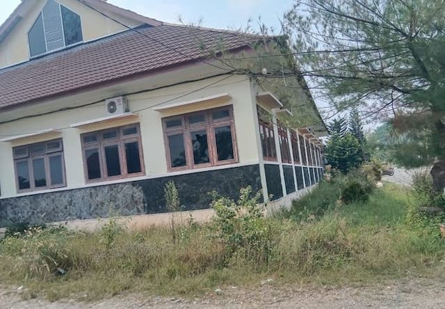 miris_bekas_kantor_bupati_palas_terbengkalai_ditumbuhi_semak_setinggi_1_meter_