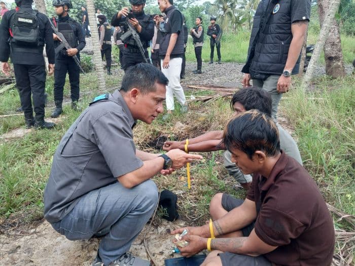 bandar_narkoba_di_sunggal_pasang_penghalang_dari_ban_bekas_untuk_hadang_polisi