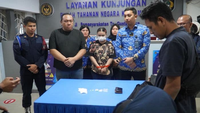 hendak_besuk_suami_di_rutan_tanjung_gusta_wanita_ini_kedapatan_bawa_sabu