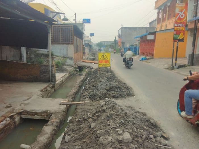 tanah_galian_drainase_menumpuk_di_tengah_jalan_warga_asahan_keluhkan_kemacetan