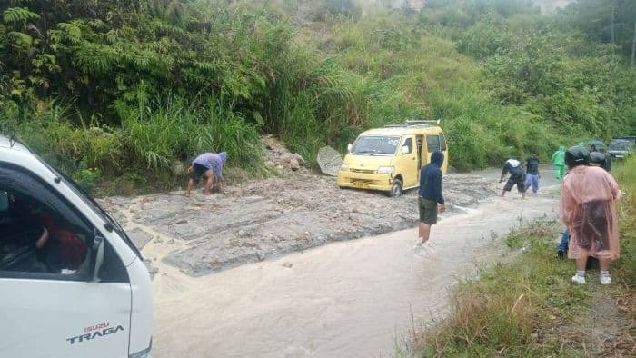 akses_jalinsum_parbuluan_dairi_tertimbun_longsor_pasir