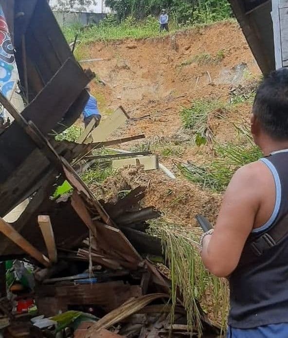 dua_unit_rumah_semi_permanen_rusak_berat_akibat_longsor_di_sibolga_utara