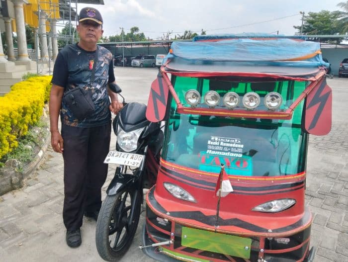 enam_tahun_mengabdi_mantan_security_sman_2_lubuk_pakam_kini_narik_becak_mesin