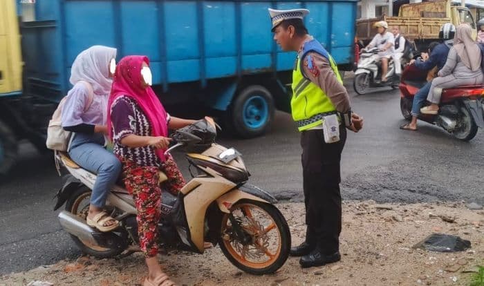 hari_pertama_operasi_zebra_toba_2025_polres_tapteng_beri_65_teguran_dan_tangani_satu_kecelakaan
