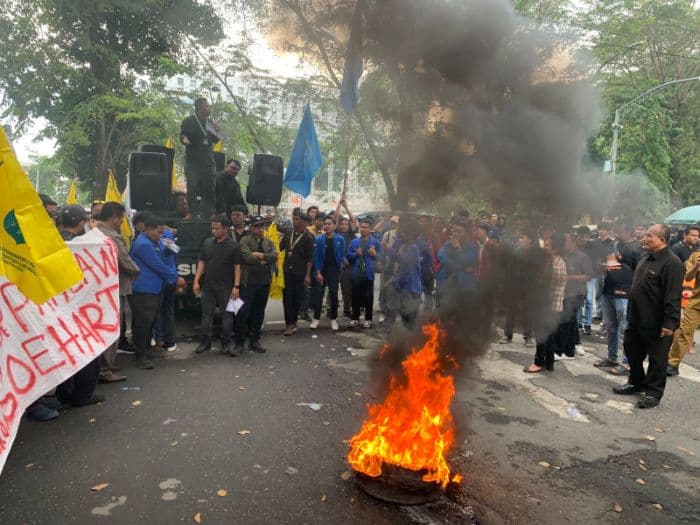 mahasiswa_cipayung_plus_tolak_gelar_pahlawan_untuk_soeharto_geruduk_dprd_sumut_