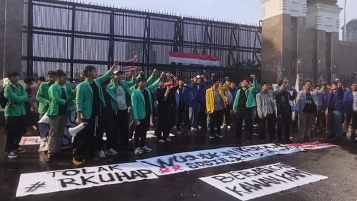 mahasiswa_geruduk_dpr_tolak_kuhap_baru_dan_siapkan_gugatan_ke_mk