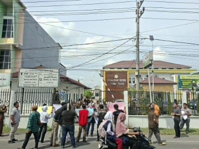 massa_geruduk_kejari_tebing_tinggi_terkait_dugaan_korupsi_dinas_perdagangan