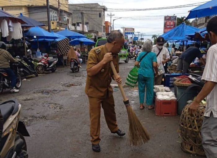 penataan_dan_penertiban_pedagang_kaki_lima_di_jalan_patuan_nagari_siantar