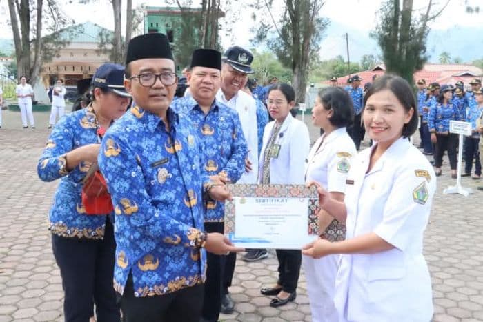 peringati_hkn_ke61_wakil_bupati_samosir_serahkan_sejumlah_penghargaan