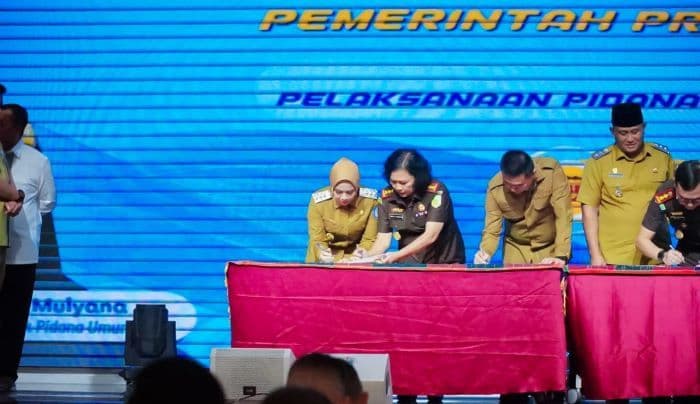 perkuat_integritas_pidana_kerja_sosial_sejumlah_kepala_daerah_teken_mou_dengan_kajatisu_dan_gubsu