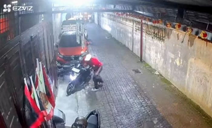 terekam_cctv_curanmor_di_binjai_gagal_karena_motor_digembok