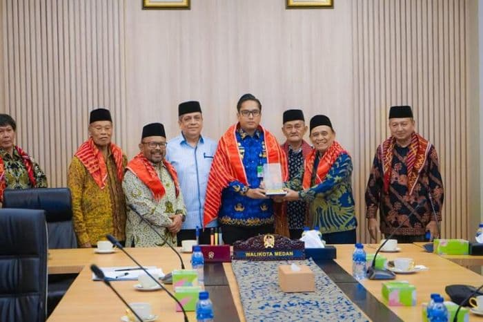 wali_kota_medan_rico_waas_akan_ditabalkan_marga_ginting_suka_oleh_adat_karo