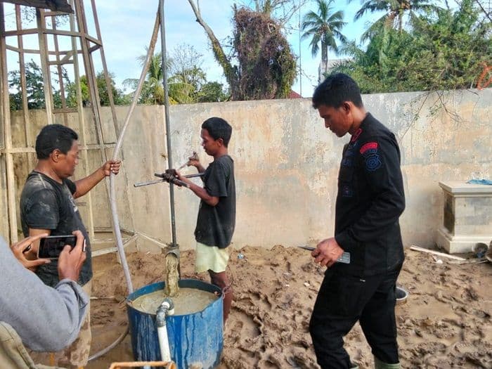 brimob_bangun_sumur_bor_di_aceh_tamiang_warga_akhirnya_nikmati_air_bersih_untuk_ibadah