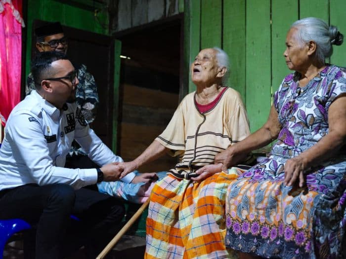 bupati_labusel_serahkan_bantuan_baznas_untuk_lansia_dan_anak_sekolah