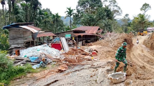 hujan_deras_picu_longsor_jalinsum_sihoruhoru_sempat_tertutup_total