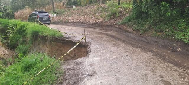 jalan_amblas_di_tigalingga_hambat_pengangkutan_ribuan_ton_jagung_warga