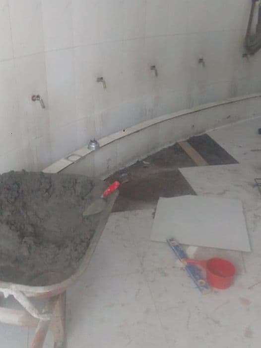 lantai_kamar_mandi_masjid_sultan_lubuk_pakam_akhirnya_diperbaiki_ulang