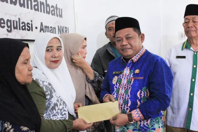 pemkab_labuhanbatu_salurkan_bantuan_pendidikan_umkm_dan_rumah_ibadah_dari_baznas