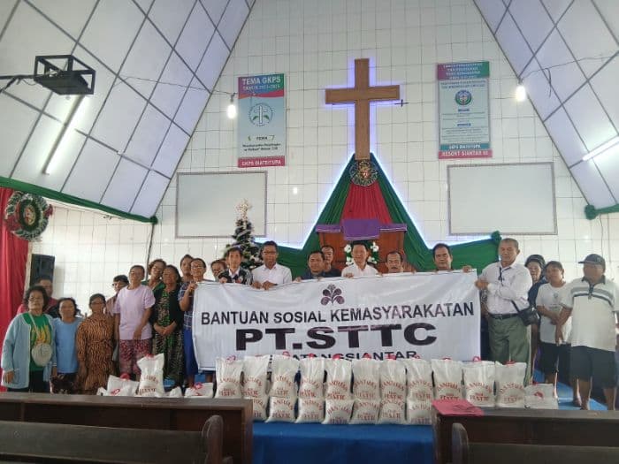pt_sttc_salurkan_bantuan_sembako_ke_gereja_hkbp_dan_gkps_di_siantar