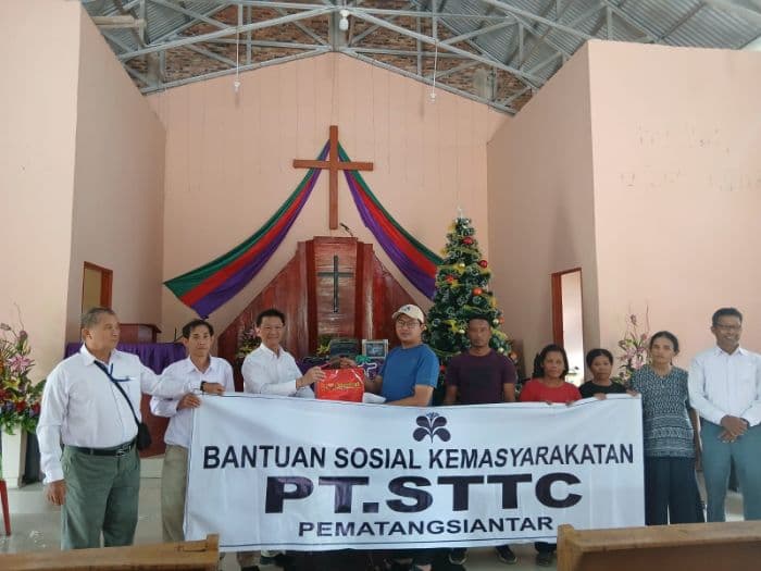 sambut_nataru_pt_sttc_salurkan_bantuan_ke_dua_gereja_di_simalungun