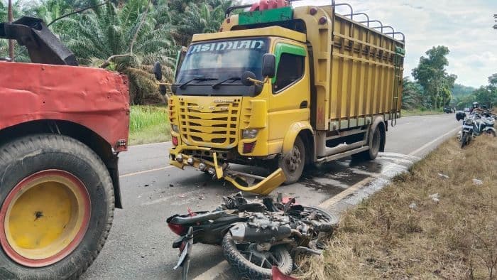 siswi_sman_4_tebing_tinggi_kecelakaan_di_sergai_motor_masuk_kolong_truk