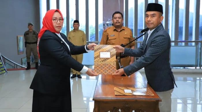 susi_asmarani_cetak_sejarah_perempuan_pertama_jabat_sekda_labura_