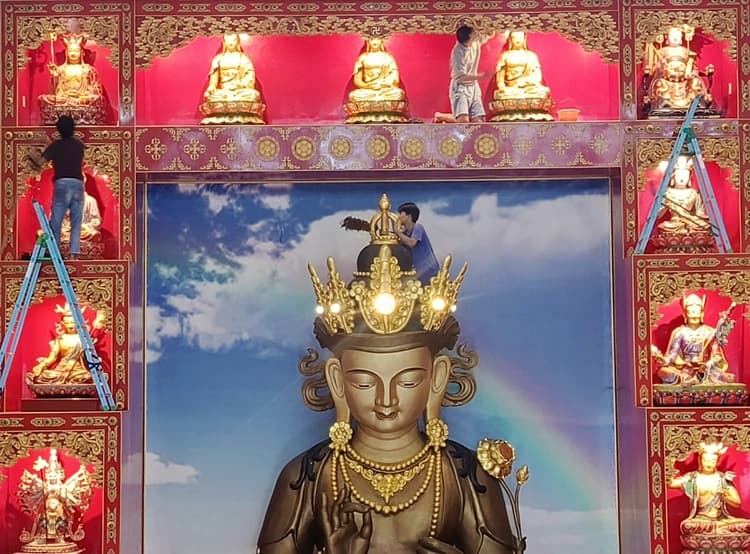 jelang_imlek_patung_buddha_setinggi_7_meter_di_medan_dibersihkan
