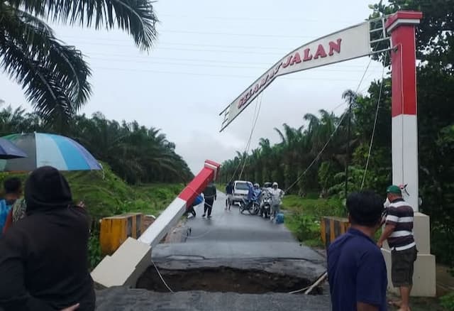 jembatan_penghubung_desa_di_simpang_empat_asahan_amblas