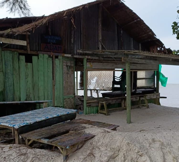 lokasi_wisata_desa_sentang_sergai_tertimbun_pasir_usai_dihantam_ombak