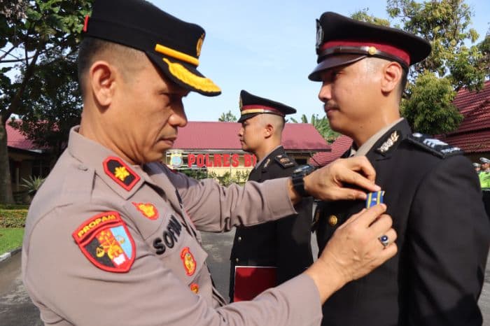 46_personel_polres_binjai_terima_tanda_kehormatan_satya_lencana_pengabdian_polri