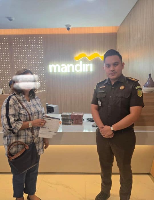 kejari_dairi_eksekusi_uang_pengganti_rp592_juta_kasus_korupsi_pds_covid19