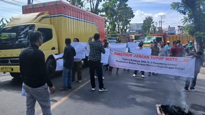 massa_aksi_di_sma_negeri_5_siantar_orasi_hingga_menutup_badan_jalan_bikin_macet_